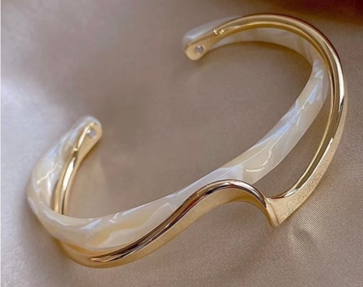 Boutique Twisted White Onyx And Gold Bangle